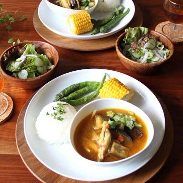 なすとトマトとチキンのスープカレー。マンゴーを切ってみた！