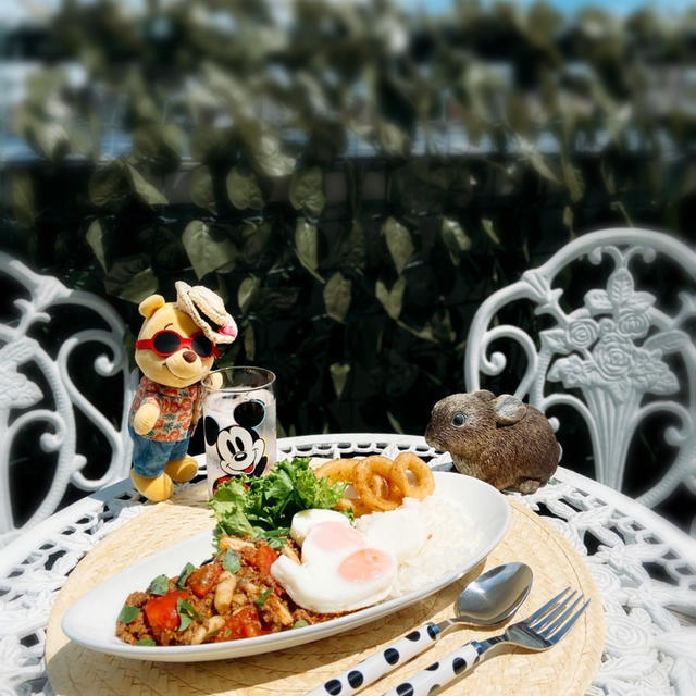 トマトとシメジと挽肉のチリバジル炒め♪