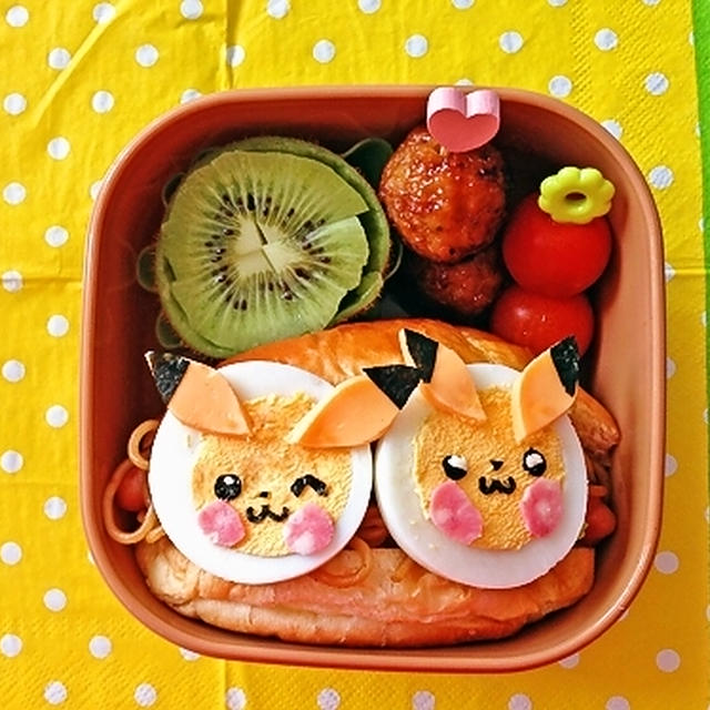ピカチュウの焼きそばパン弁当