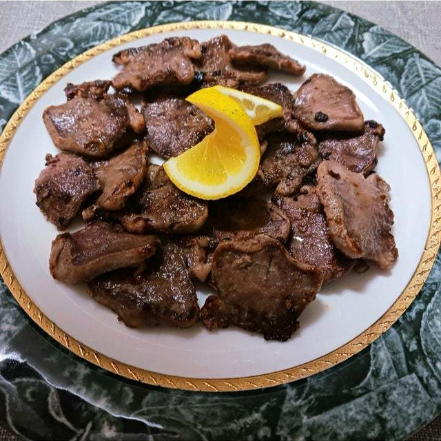 うますぎる豚タン味塩こしょう炒めにレモンのせ