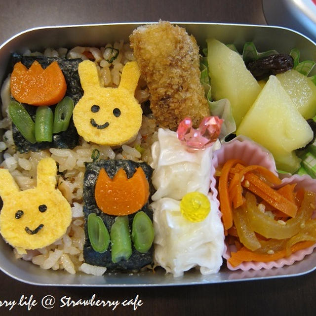 お花とウサギのルンルン弁当。