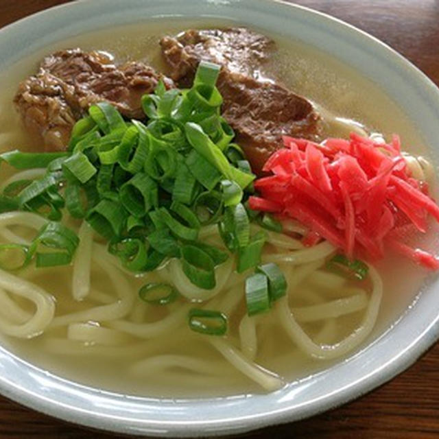 夏っぽく沖縄料理？「軟骨ソーキそば」