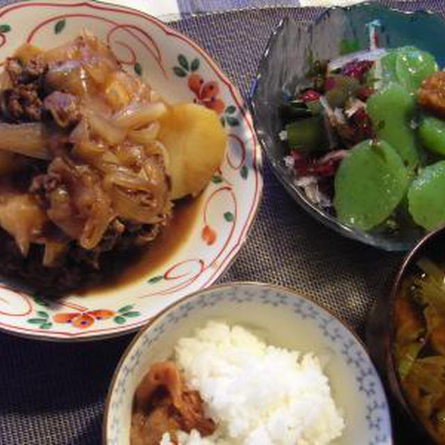 今日の夕食は、肉じゃが、刺身こんにゃくと海藻サラダ