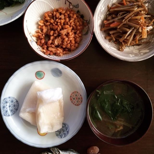 1月3日の朝ごはん。餅、青菜を足したお煮しめ、そぼろ納豆