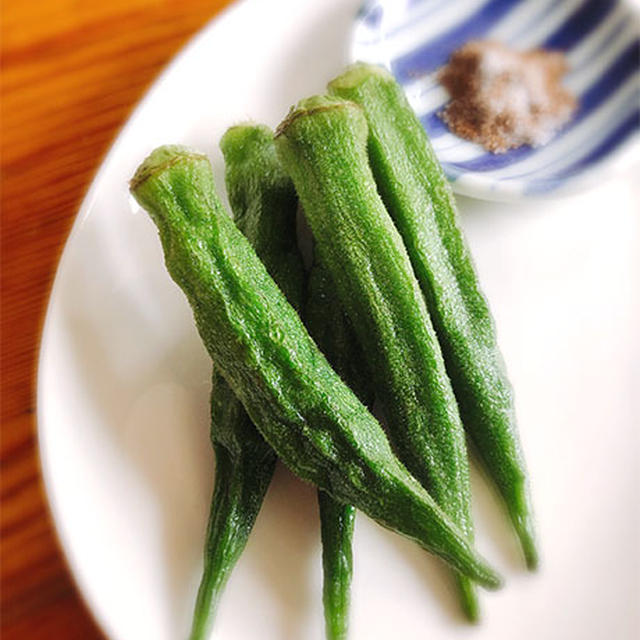 オクラの素揚げ、花椒塩を添えて