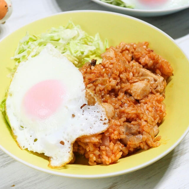 目玉焼きのせチキンライス