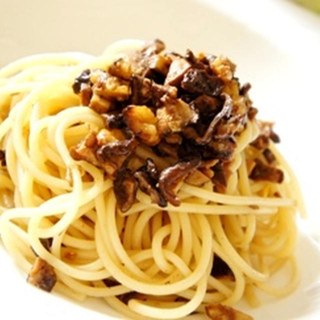 食べる和の美容液パスタ、干し椎茸と胡桃、ゴボウのラグーソースのパスタ