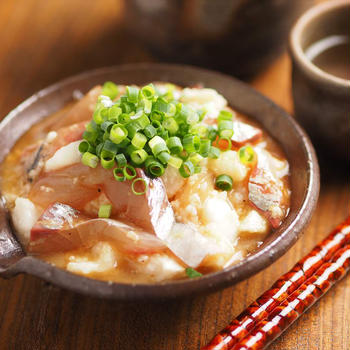 アジ刺身と長芋のたたき、ぶつ切りしたアジと叩いた長芋を焼き肉のタレで味付けする