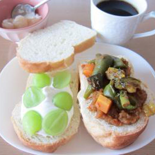 チキンと野菜のトマト煮込みサンド・シャインマスカットのフルーツサンド♪