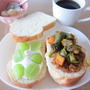 チキンと野菜のトマト煮込みサンド・シャインマスカットのフルーツサンド♪