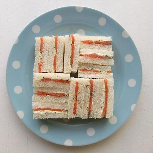 スモークサーモンのフィンガーサンドイッチ【Smoked Salmon and Cream Cheese Finger Sandwiches】