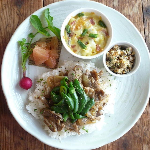 豚肉の黒酢炒めごはん＆マカロニグラタン風ランチ