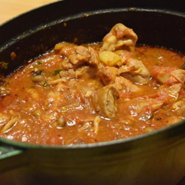 トマト×鶏の煮込み料理は、ママが喜ぶ味。鶏の赤ワインとトマト煮込みをパパの味に