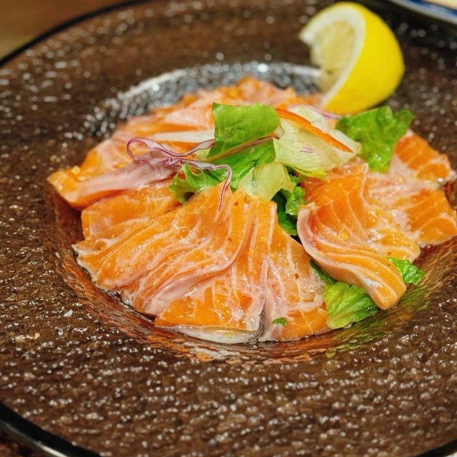簡単なのに贅沢！週末の乾杯にもぴったり！厚切りサーモンのカルパッチョで家飲みを格上げ♪