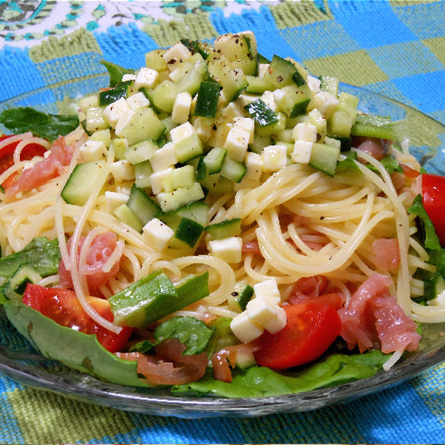 オードブルチーズで簡単！生ハムとオニオン風味のサラダスパゲティ