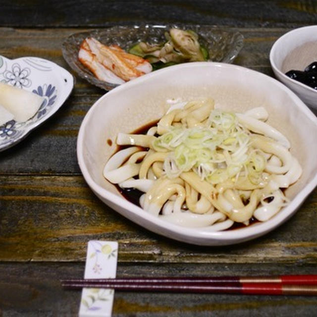 極太麺にからむ真っ黒なタレ 伊勢うどん