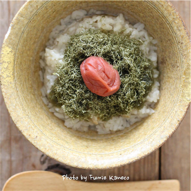 ぬる燗🍶のあとは黒とろろと梅干しのお茶漬け