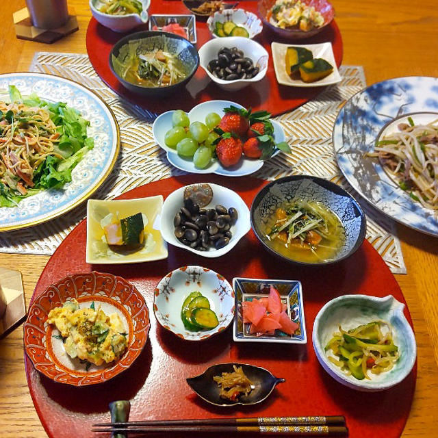 もやしで青椒肉絲風、カニかまときゅうりのパスタサラダと小鉢８品で晩酌