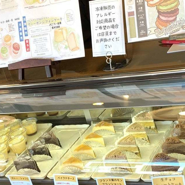 【ケーキ屋さんのショーケース】ケーキのある光景はレアです