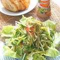 夏の朝カフェごはんは野菜たっぷり！スムージードレでキュウリと水菜とカニかまのサラダ。