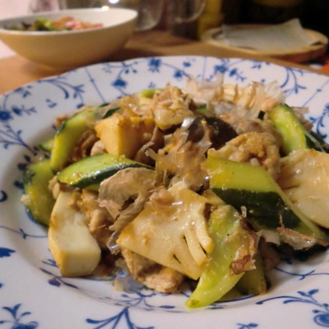 キュウリと豚肉のチャンプルー＆トマトのごまドレさらだで晩ごはん