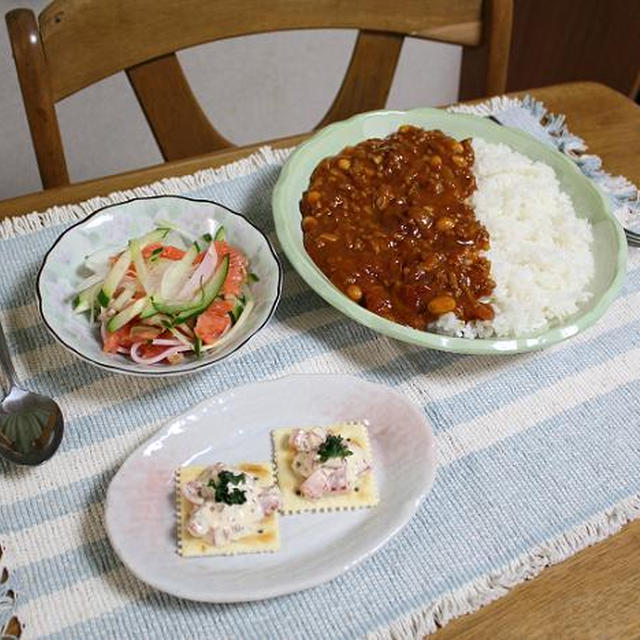 キーマカレーとミニトマトのカナッペとサーモンサラダでうちごはん（レシピ付）