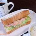 しっとり柔らかな『自家製サラダサーモン』～北海道産秋鮭使用の鮭マヨサンド～