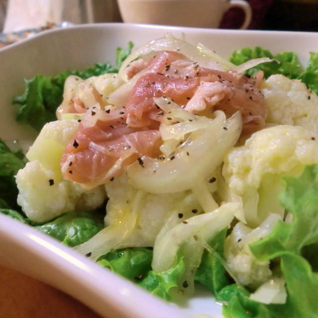 カリフラワーと生ハムのサラダ＊はんぺんとセロリのスープ