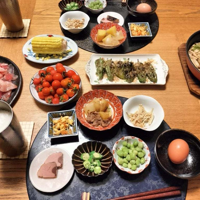 すき煮、お刺身、焼き万願寺とうがらし、プチトマトや茹でとうもろこしと小鉢6品で晩酌