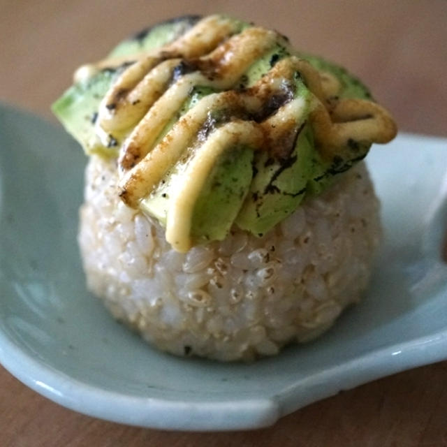 炙りアボカドマヨおにぎり