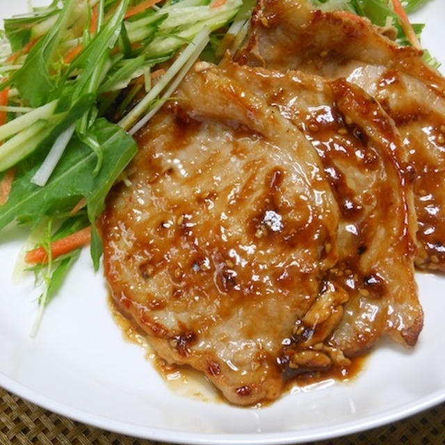 ごまの風味でご飯がススム！スパイスクッキングで簡単しょうが焼きとごまドレサラダ。