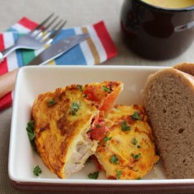 トマトでカフェごはん！トマトとチキンのスパニッシュオムレツ