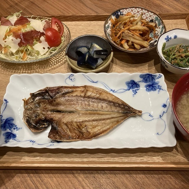 【献立】アジの開き、生ハムとチーズとキャベツのサラダ、茄子のお漬物、人参と舞茸とちくわのバター醤油炒め、ほうれん草の胡麻和え、オクラのお味噌汁