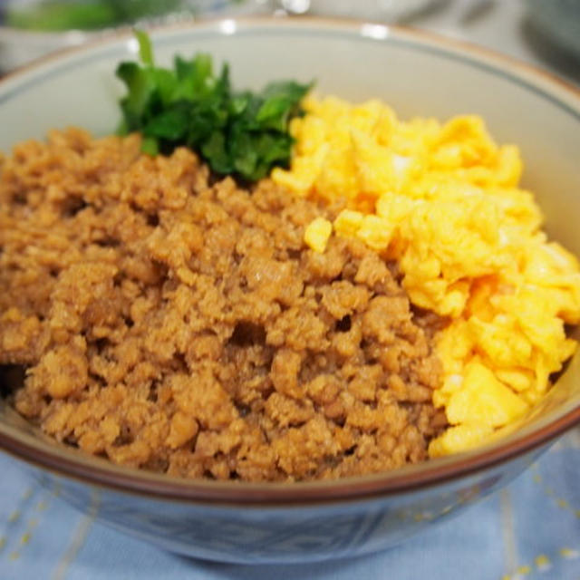 鶏そぼろ。いや、我が家の鶏そぼろ丼。