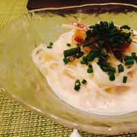 だし×オイルで美味しさ広がる！梅と茗荷の冷やし豆乳麺。