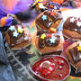 赤いソースと目玉添えで味わう！ハロウィンチョコキューブカップケーキ♪