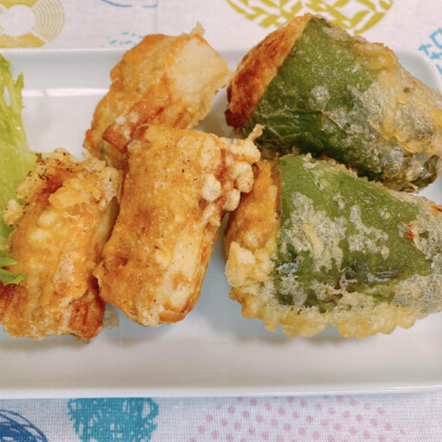 「昭和天ぷら粉 黄金」を使って、キムチ入り肉種を詰めたピーマンとちくわの肉詰め天ぷら