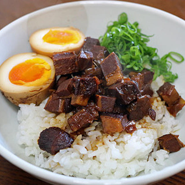 昼ご飯に「煮卵付きチャーシュー丼」