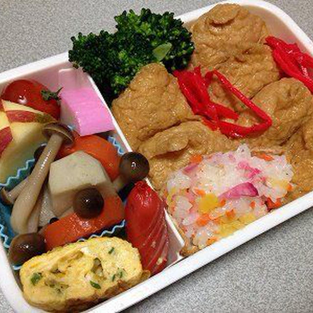 稲荷寿司弁当。チキントマトソースパスタ