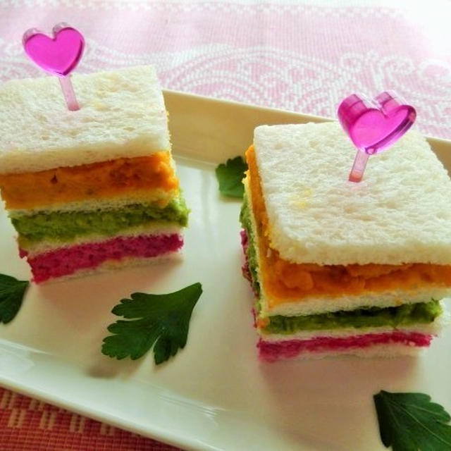 カラフルな野菜の三色サンドイッチ
