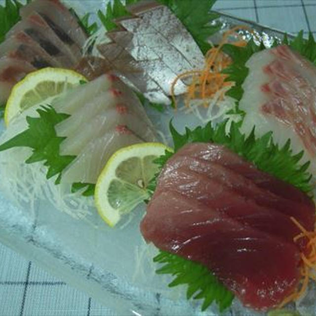 お刺身メインの晩ご飯、マグロ、タイ、ヤズ。