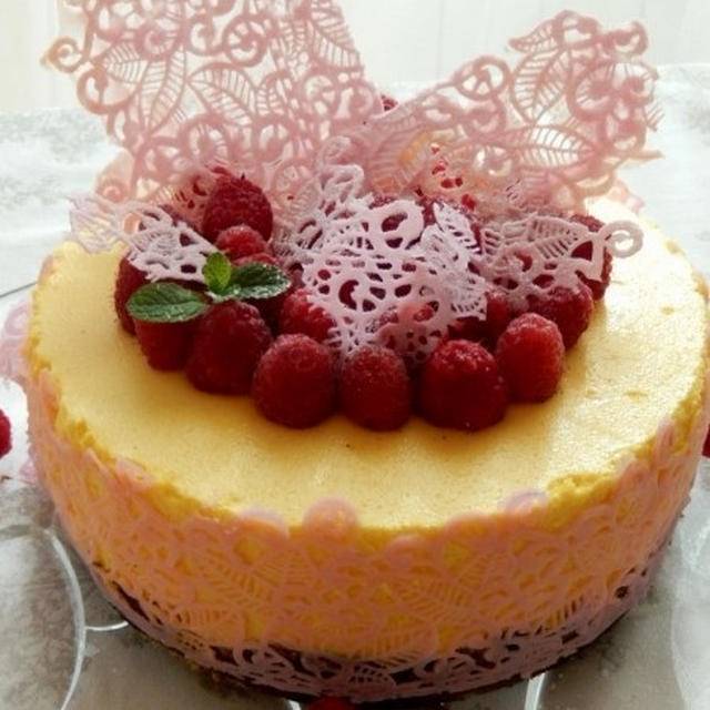 お誕生日ケーキはやっぱりラズベリーをのせて～