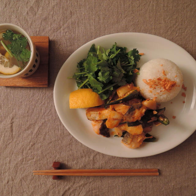 白身魚とオクラのエスニック炒めと酸っぱいスープ。