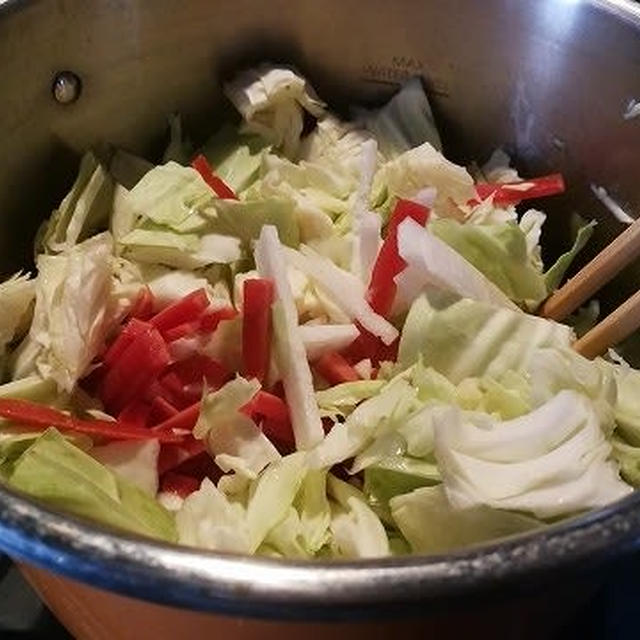 大鍋いっぱいの野菜と肉団子のスープ