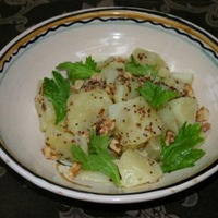 セロリとじゃがいもにはくるみがあうサラダ