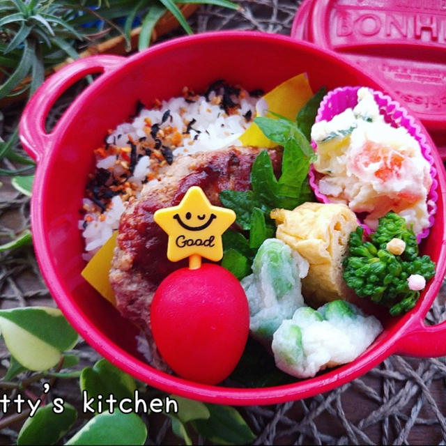 末っ子が覗き込んだお弁当。