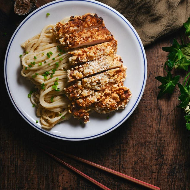 カリッカリの台湾チキンとまろやか胡麻和えアジアンうどん｜鶏排 ・ジーパイ｜台湾風唐揚げ