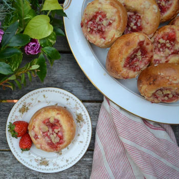 Strawberry Vatrushka Buns 苺のヴァトルーシュカ