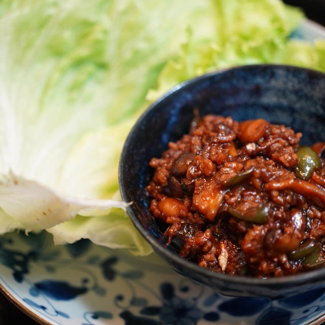 あわじ島レタスで巻いて食べる熱々肉味噌