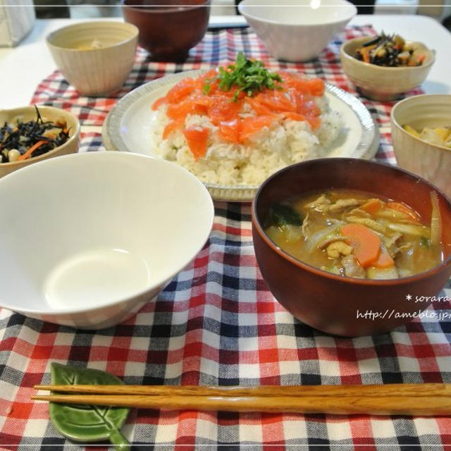 サーモンの混ぜ寿司と、、、、寒い日は・・・豚汁が恋しい♡